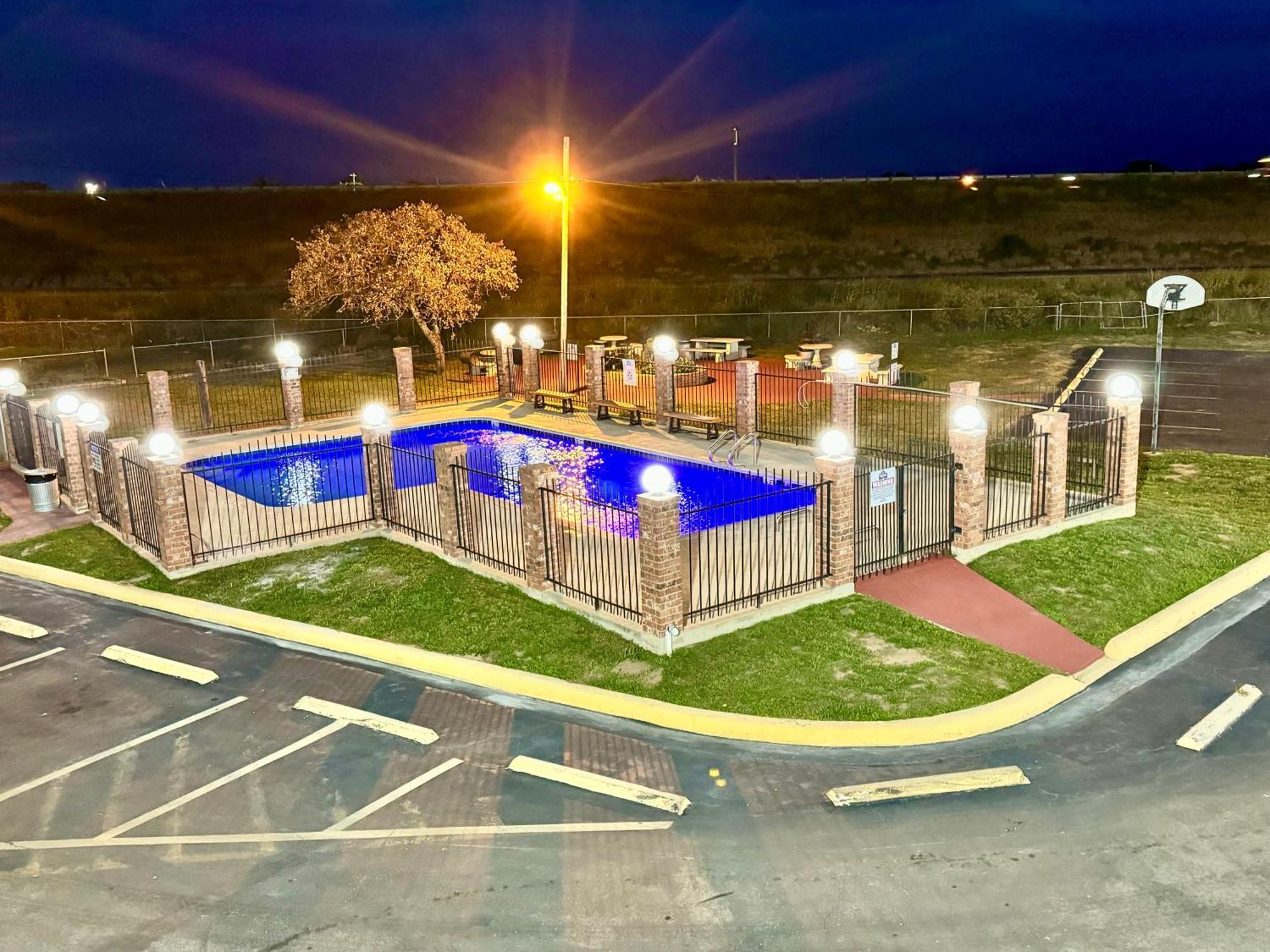 The Country Corner Inn Devine Εξωτερικό φωτογραφία